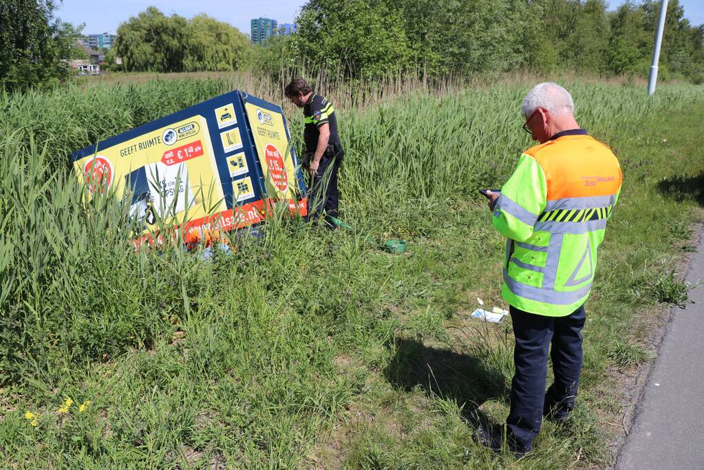 Auto met aanhanger belandt in sloot