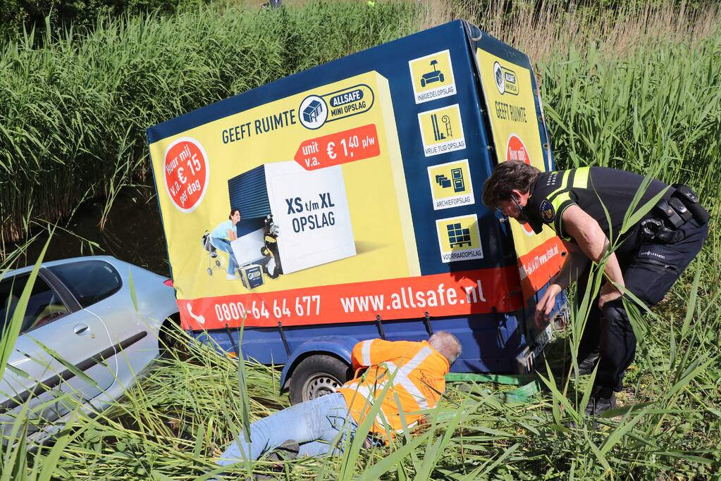 Auto met aanhanger belandt in sloot