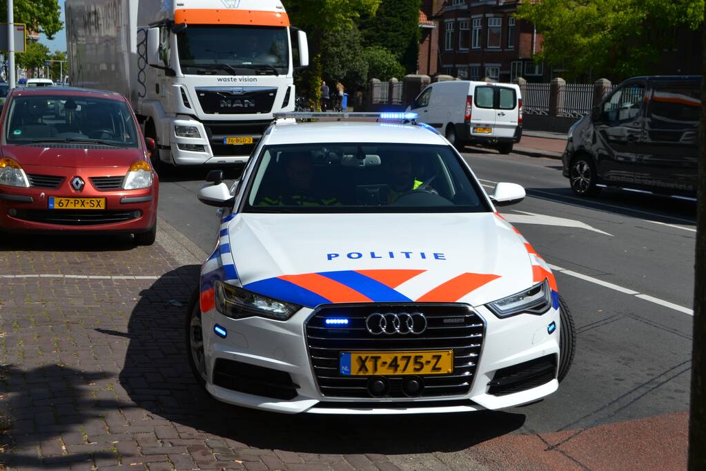 Scooterrijder botst in flank van personenauto