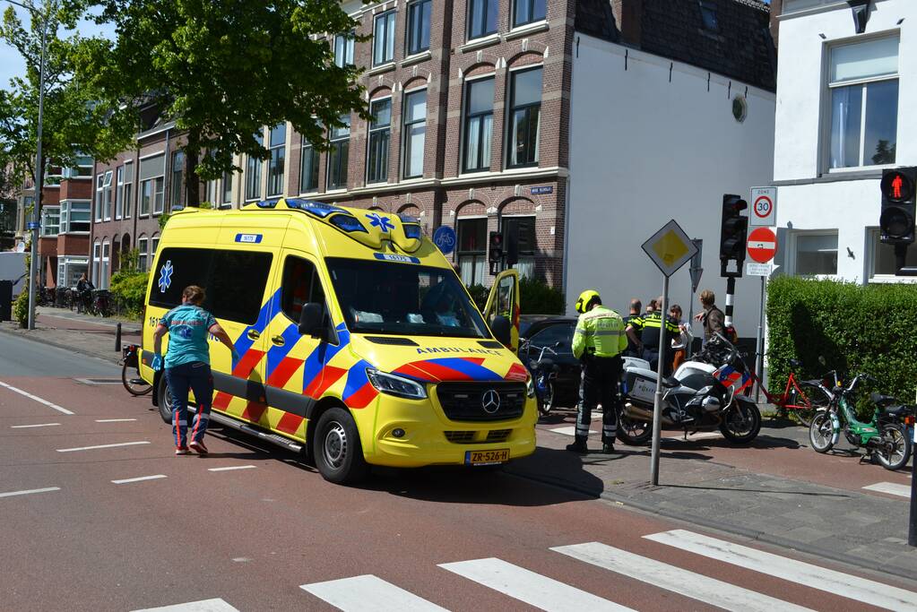 Scooterrijder botst in flank van personenauto