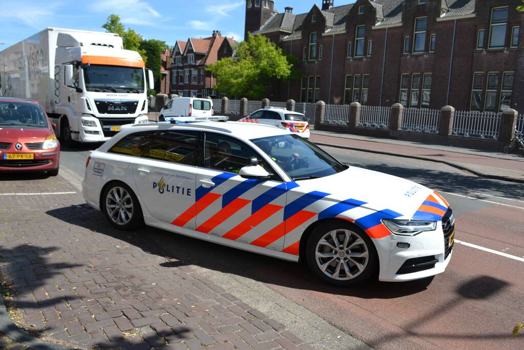 Scooterrijder botst in flank van personenauto