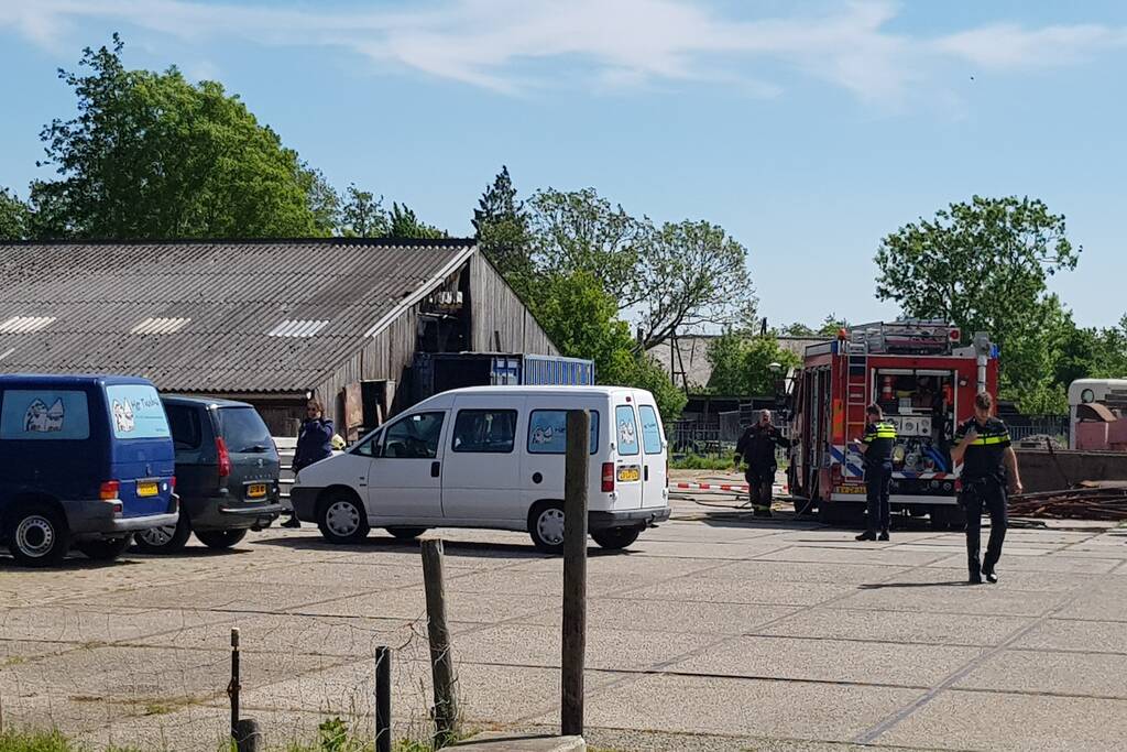 Veel rookontwikkeling bij brand in stal