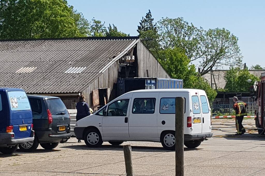 Veel rookontwikkeling bij brand in stal