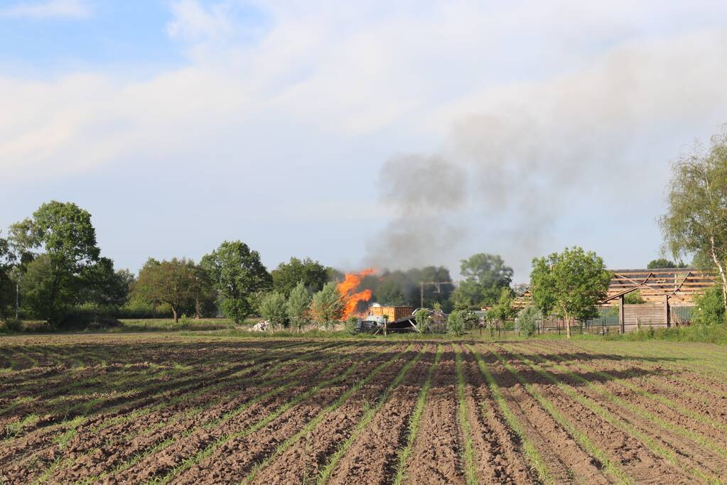 Grote stapel brandend hout ontdekt