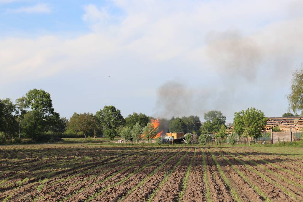 Grote stapel brandend hout ontdekt