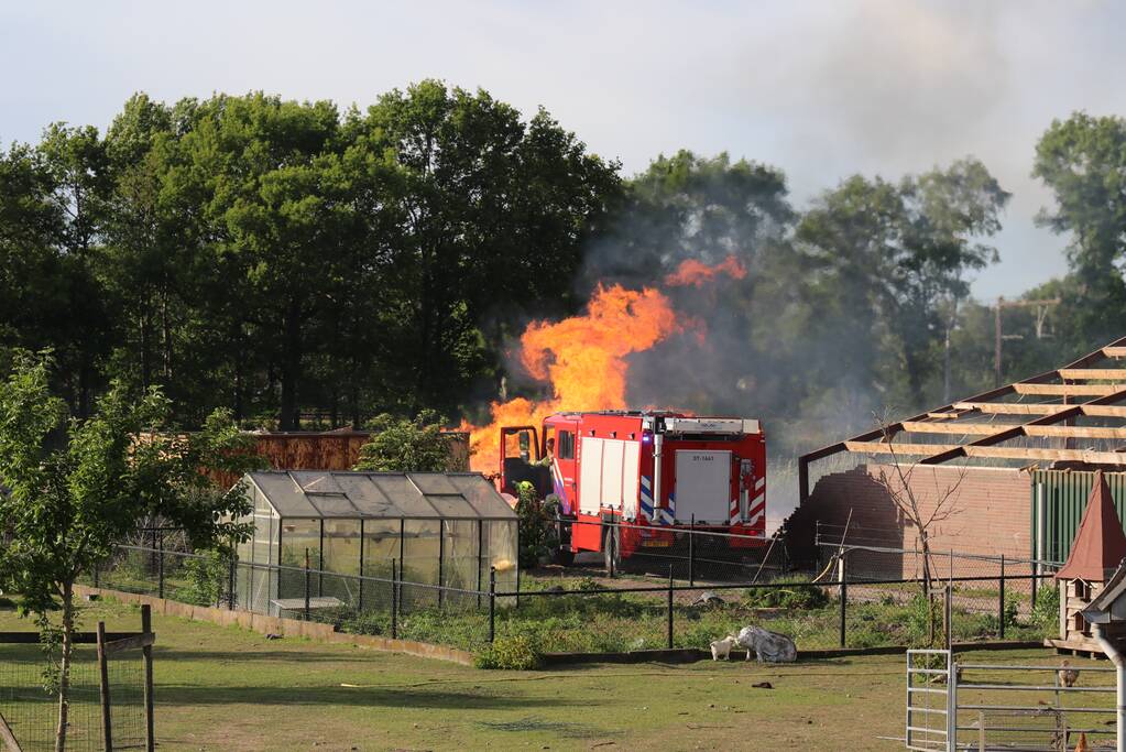 Grote stapel brandend hout ontdekt