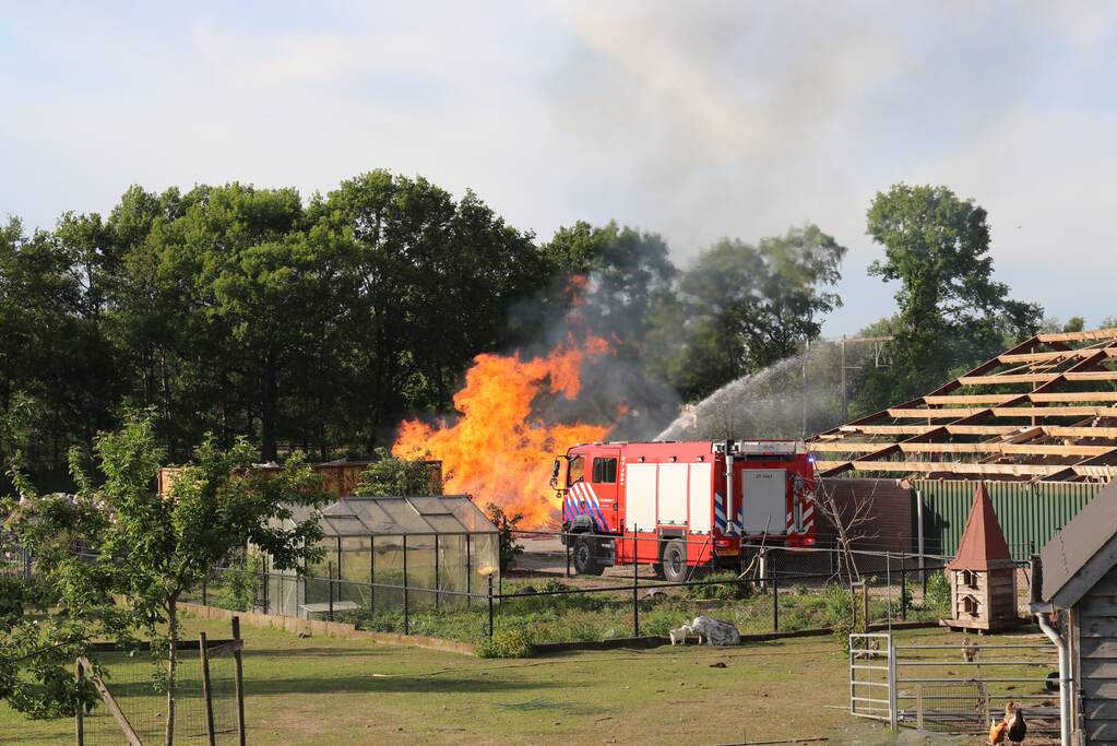 Grote stapel brandend hout ontdekt