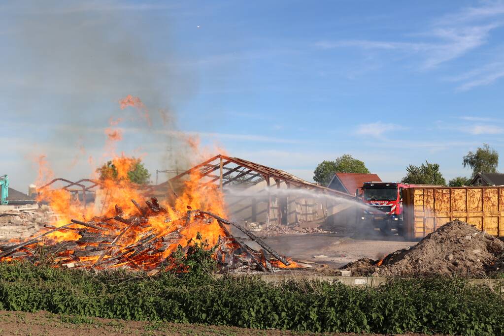 Grote stapel brandend hout ontdekt