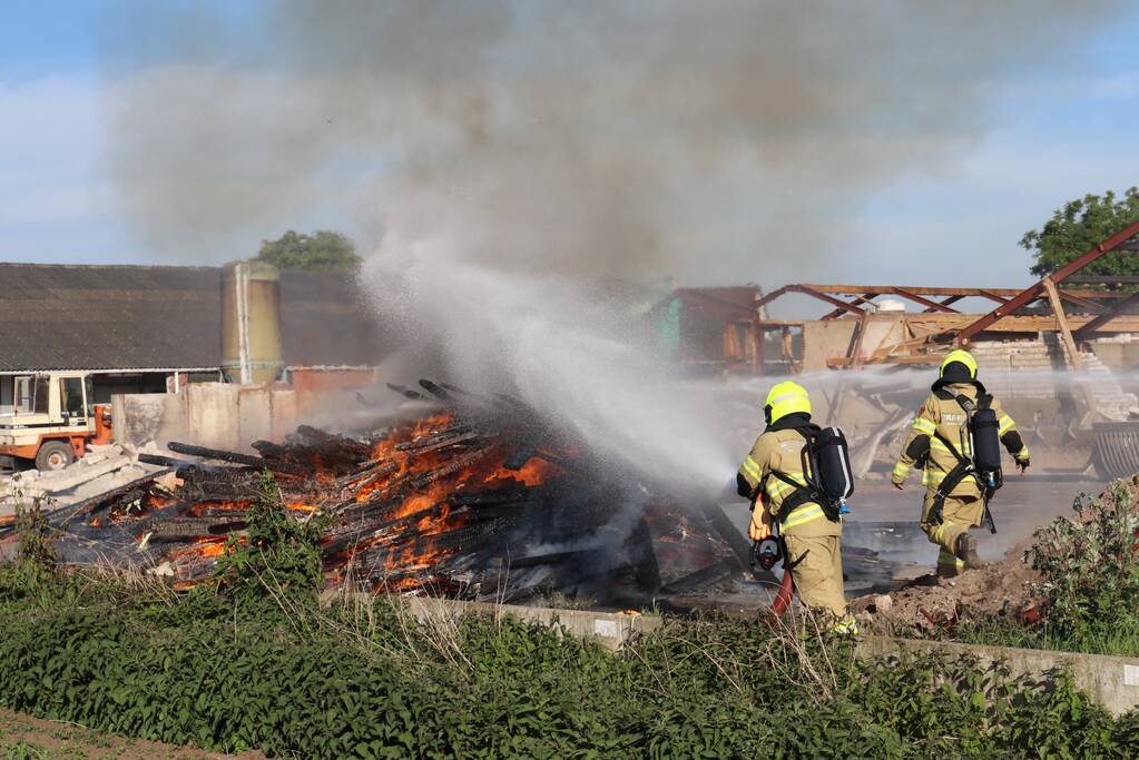 Grote stapel brandend hout ontdekt