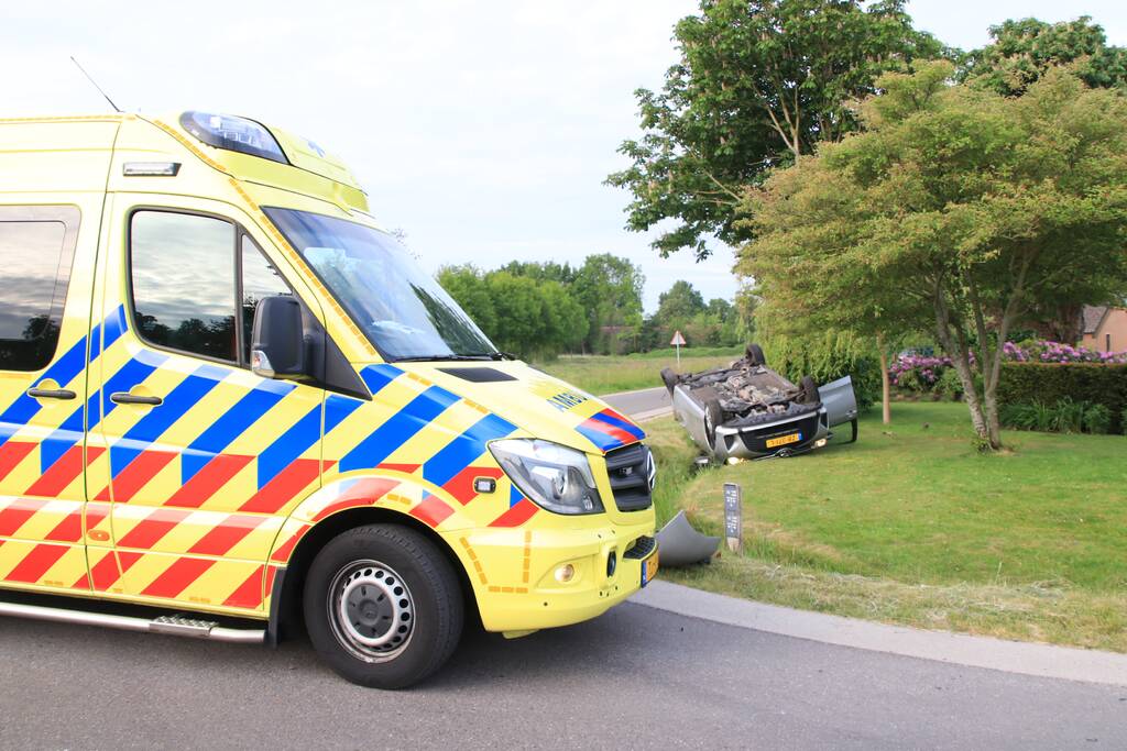 Auto op de kop na aanrijding
