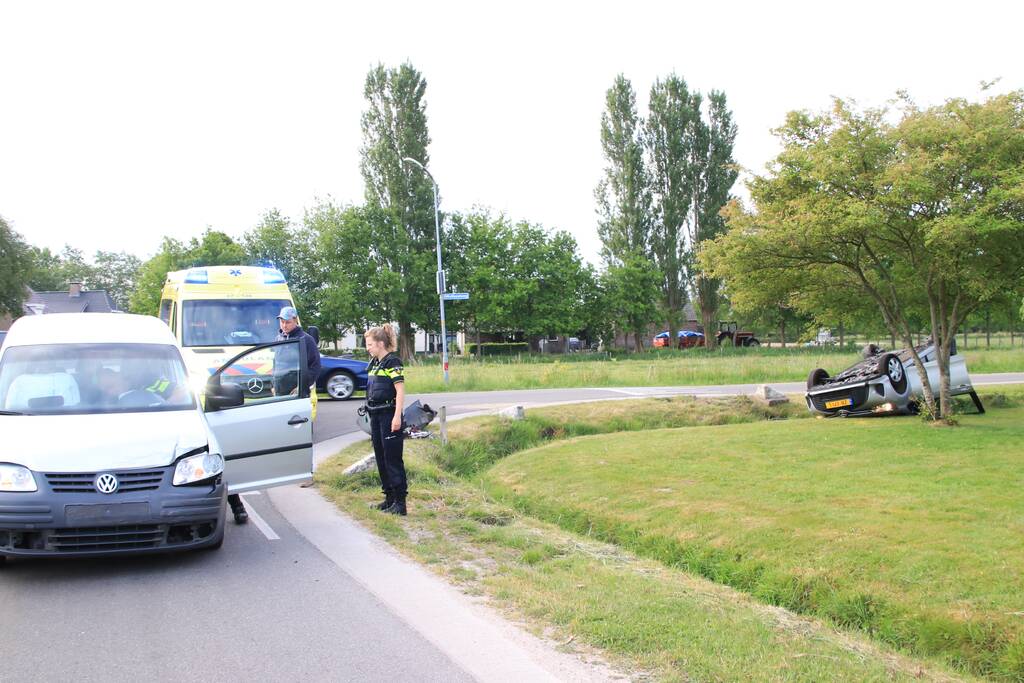 Auto op de kop na aanrijding