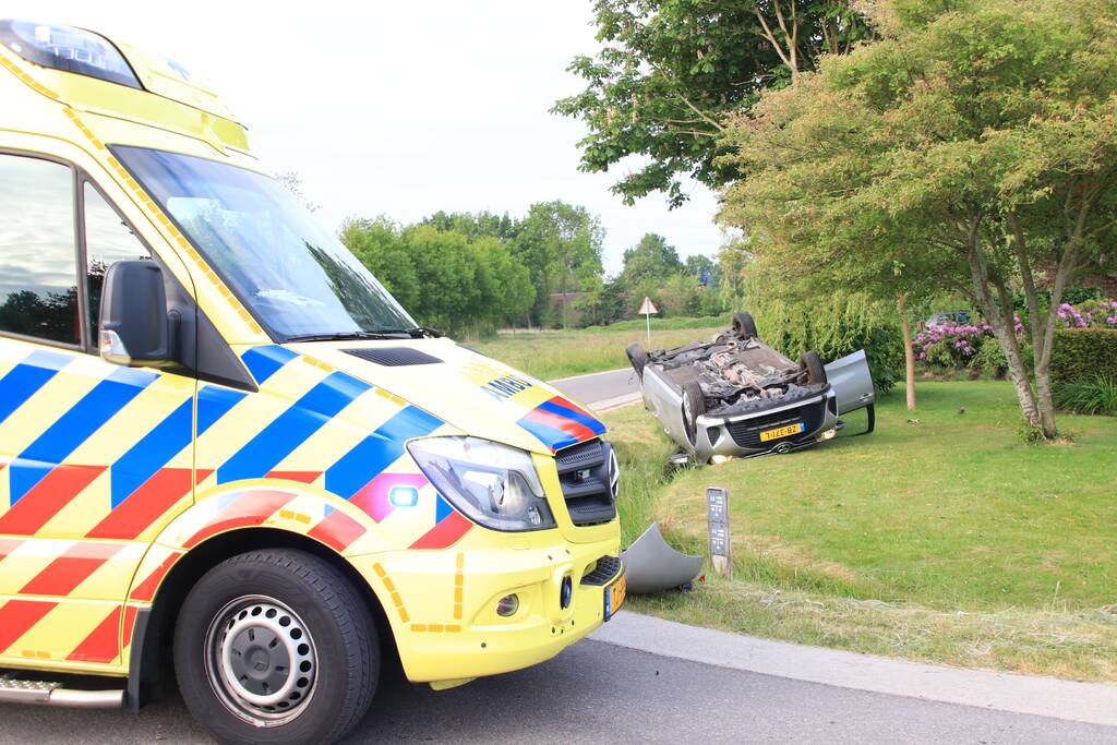 Auto op de kop na aanrijding