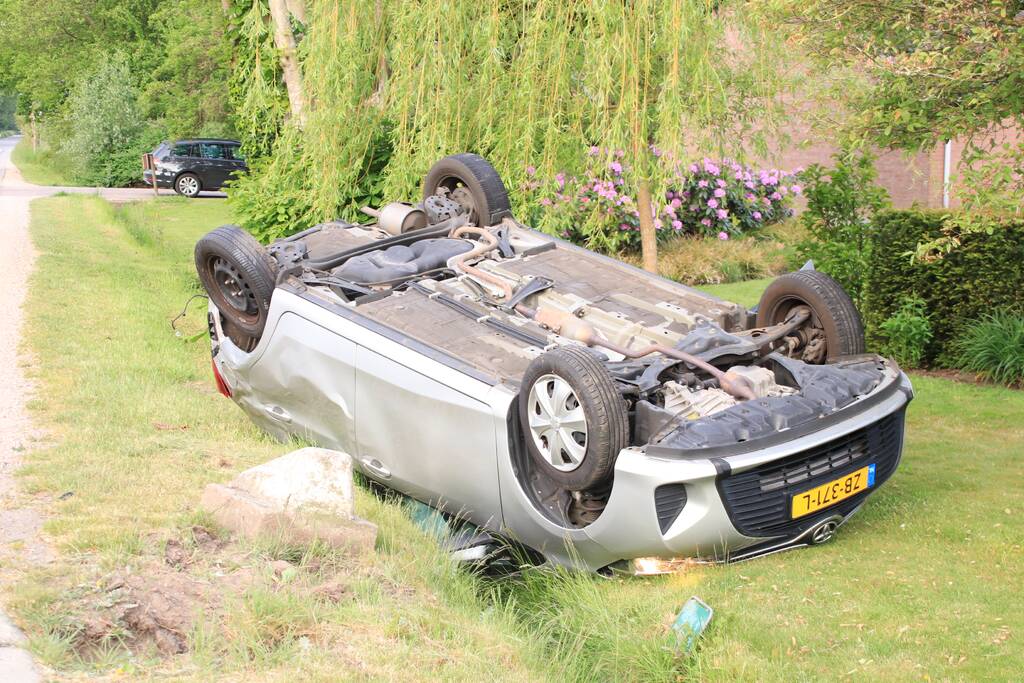 Auto op de kop na aanrijding