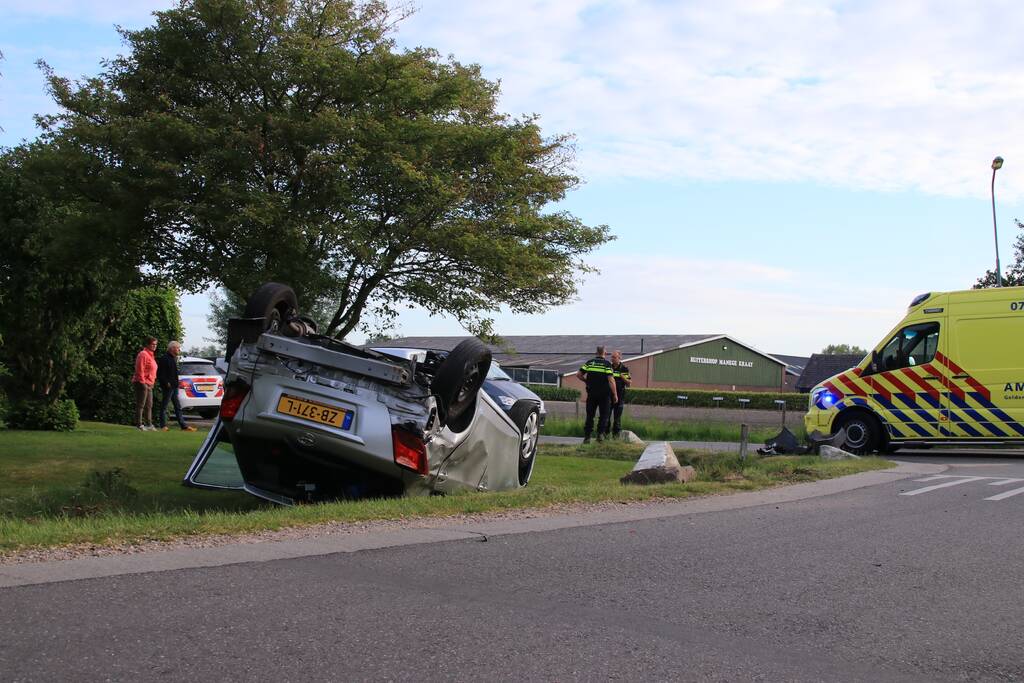 Auto op de kop na aanrijding
