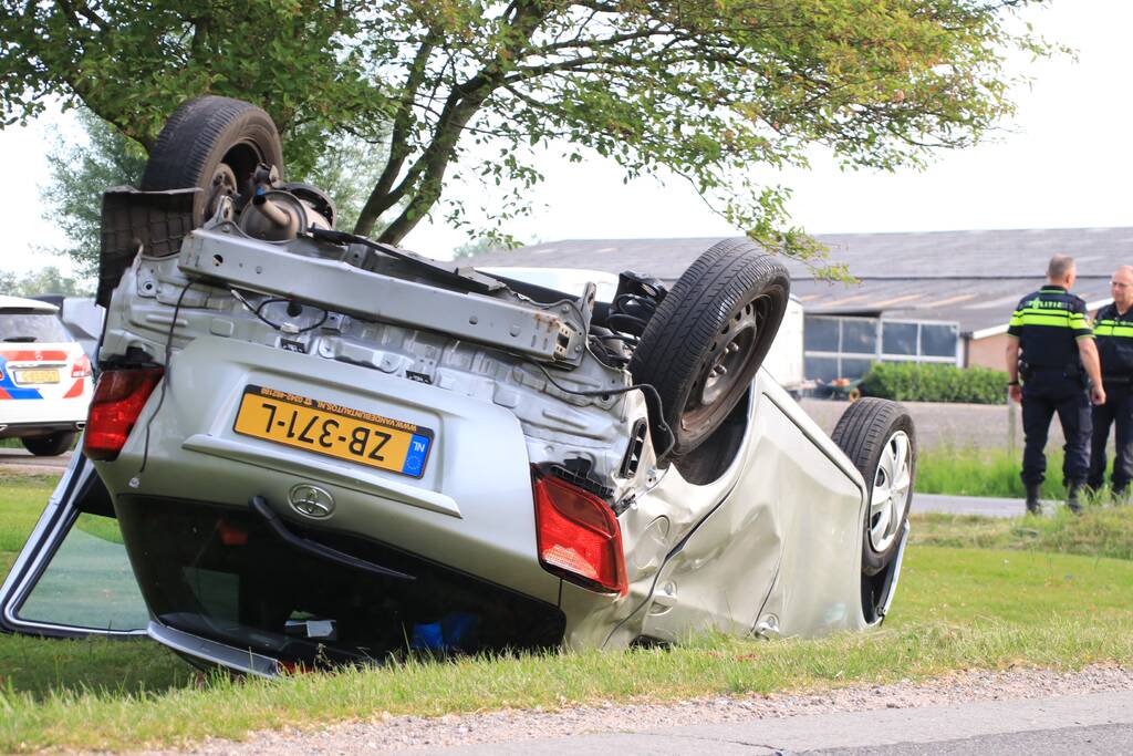Auto op de kop na aanrijding