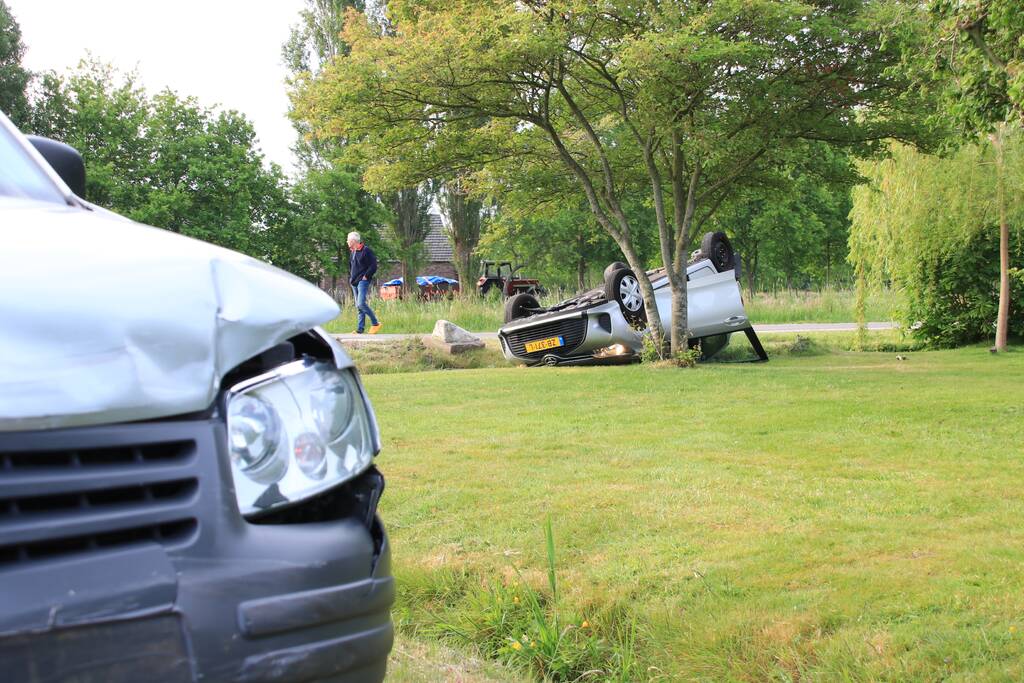 Auto op de kop na aanrijding