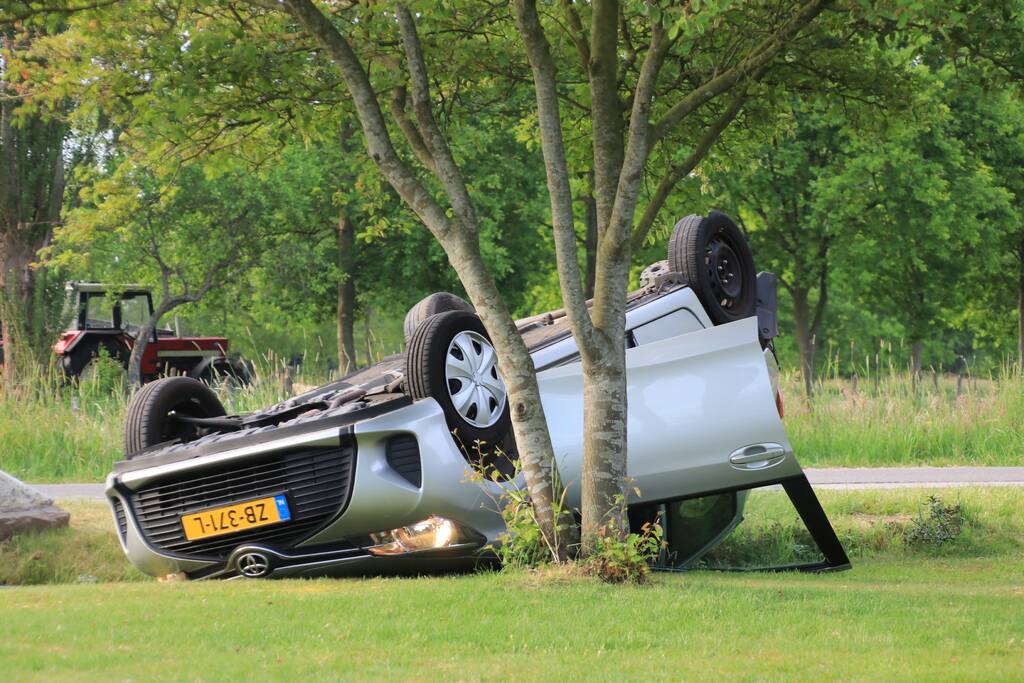 Auto op de kop na aanrijding