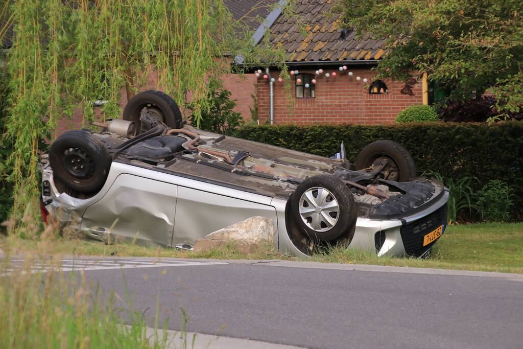 Auto op de kop na aanrijding