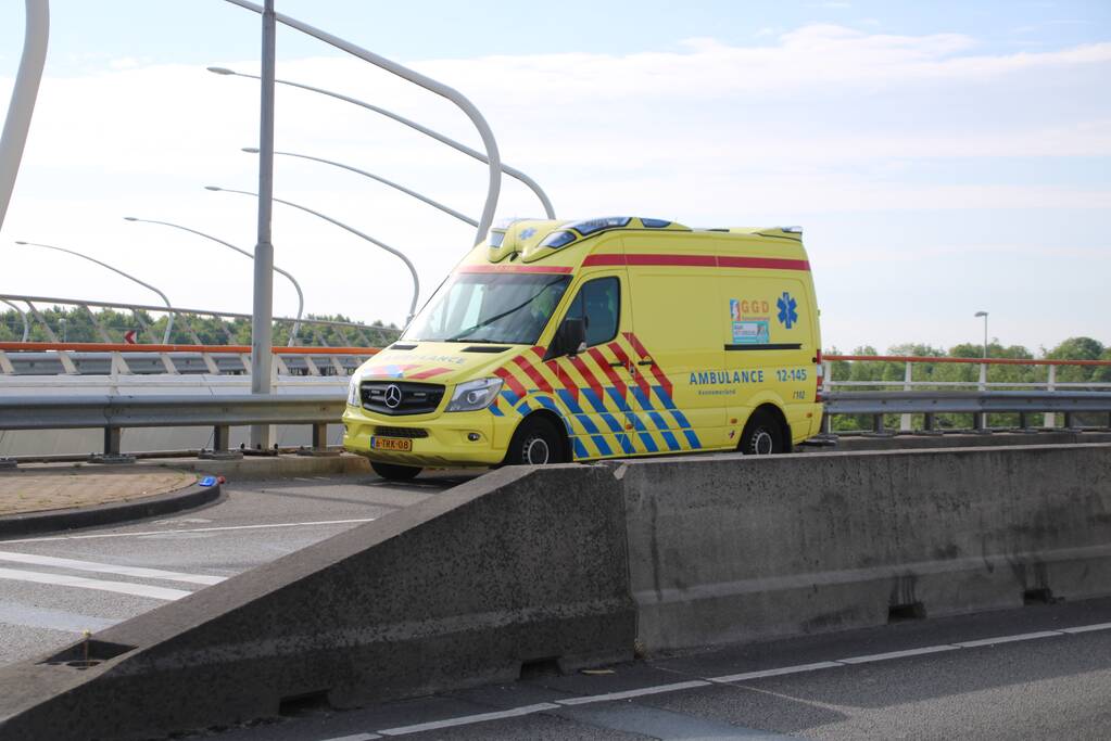 Automobilist knalt achterop stilstaande auto bij verkeerslicht