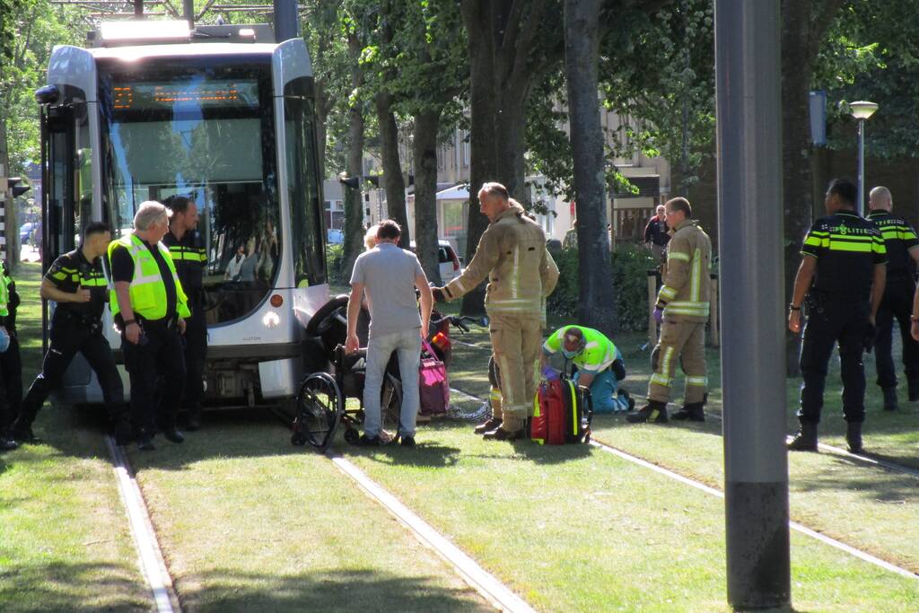 Overstekende rolstoelscooter aangereden door tram