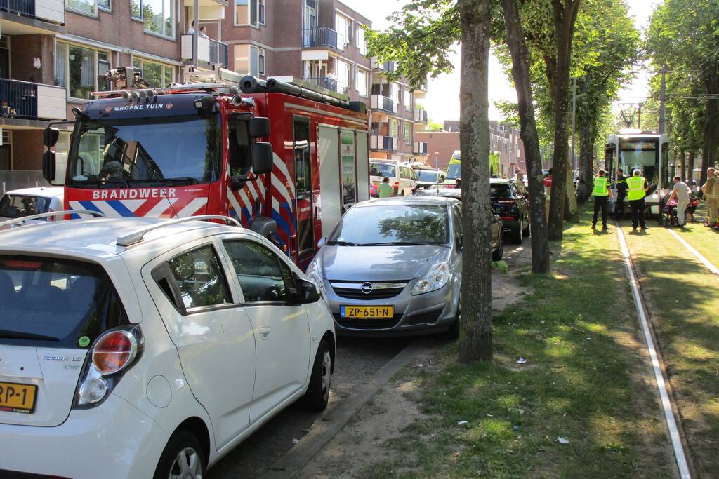 Overstekende rolstoelscooter aangereden door tram