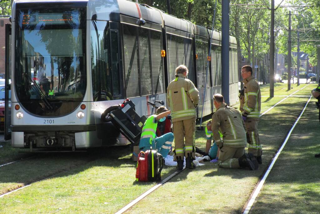 Overstekende rolstoelscooter aangereden door tram