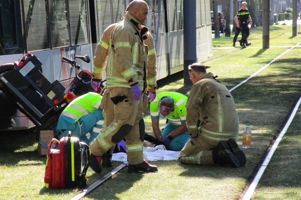 Overstekende rolstoelscooter aangereden door tram