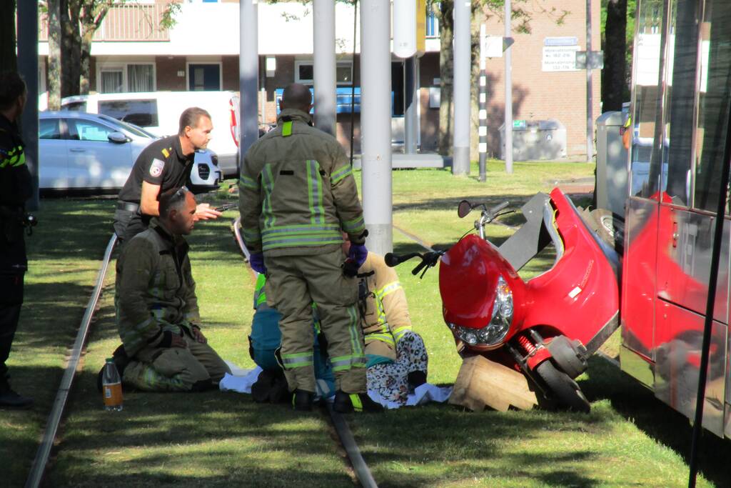 Overstekende rolstoelscooter aangereden door tram