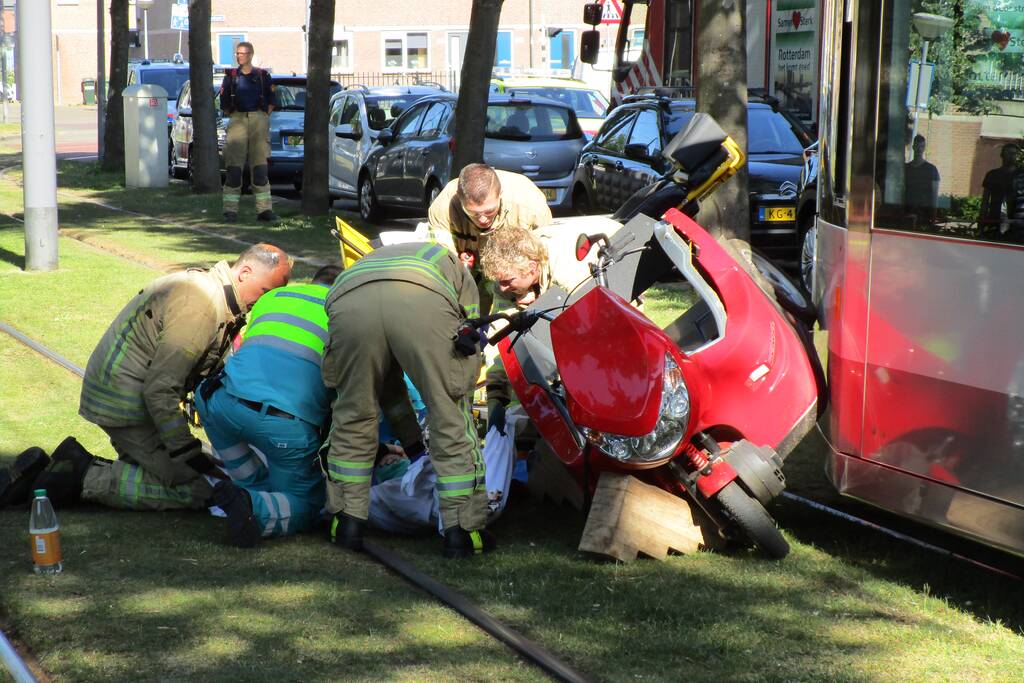 Overstekende rolstoelscooter aangereden door tram