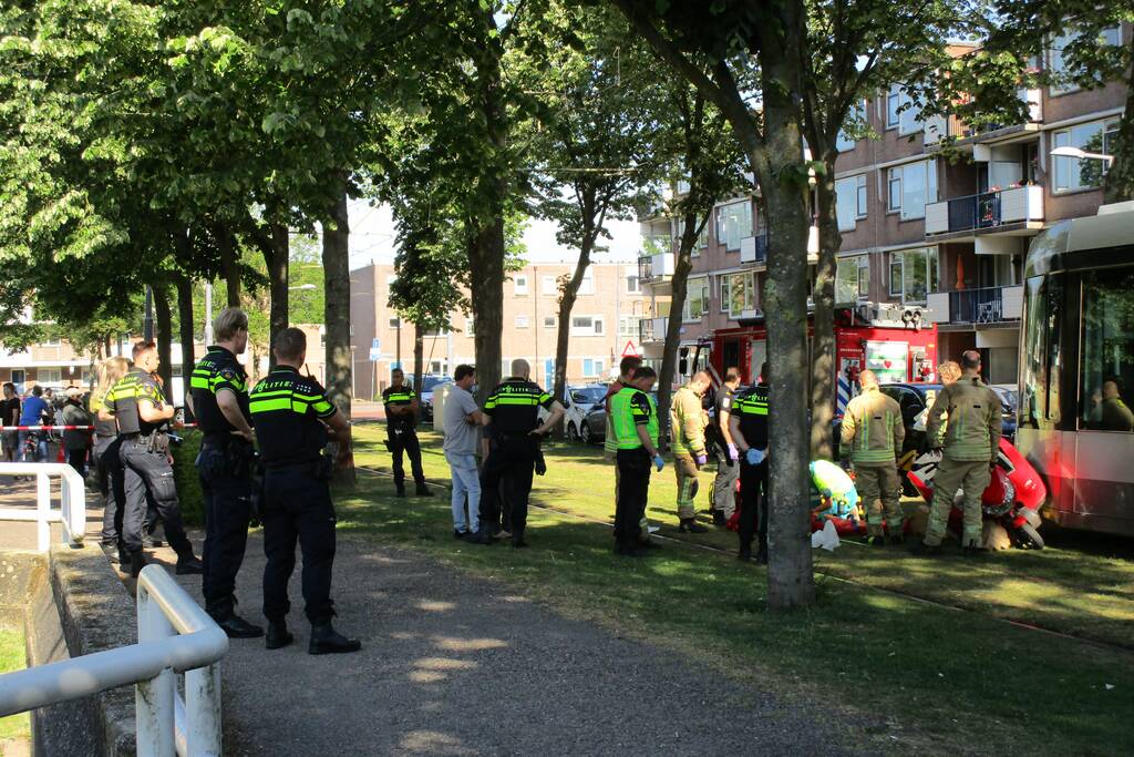 Overstekende rolstoelscooter aangereden door tram