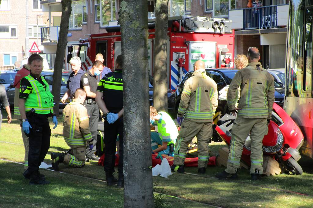 Overstekende rolstoelscooter aangereden door tram