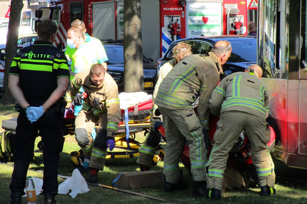 Overstekende rolstoelscooter aangereden door tram