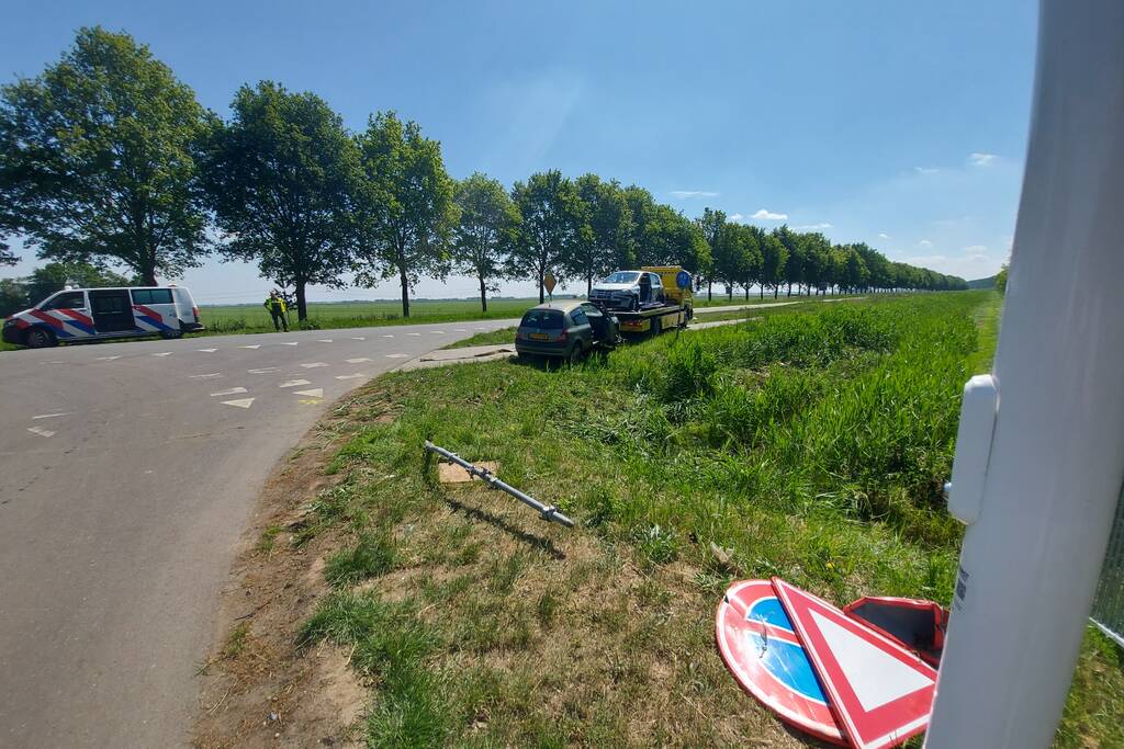 Twee auto's botsen op kruising