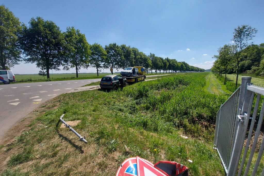 Twee auto's botsen op kruising