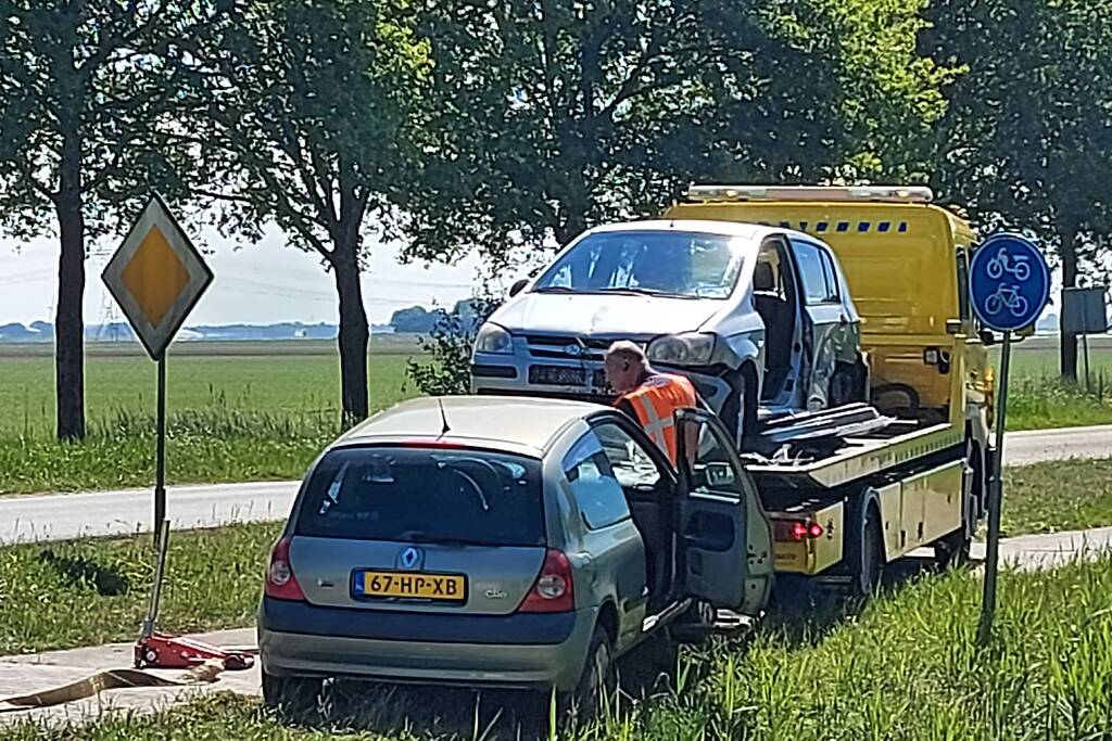 Twee auto's botsen op kruising