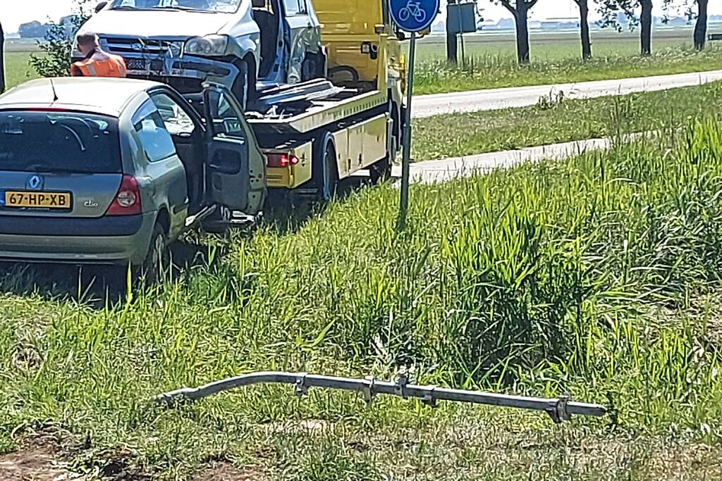 Twee auto's botsen op kruising