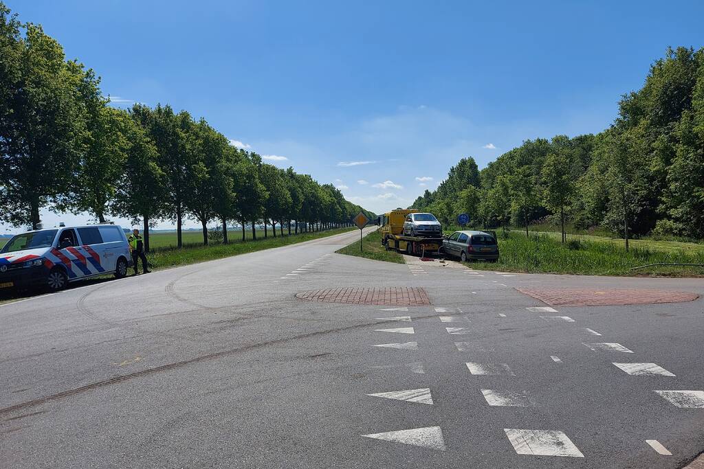 Twee auto's botsen op kruising