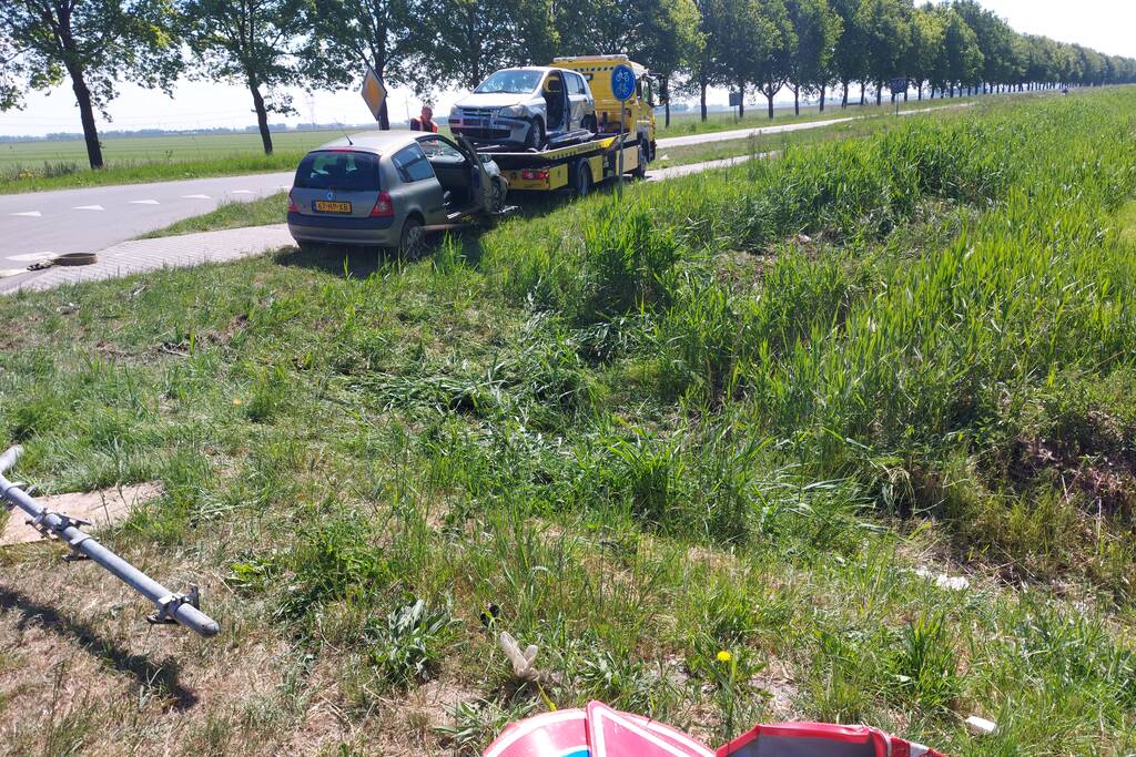 Twee auto's botsen op kruising