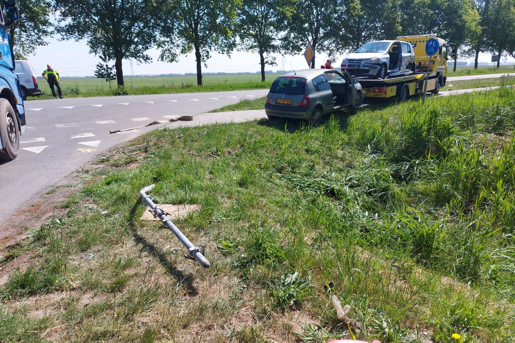 Twee auto's botsen op kruising