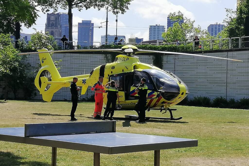 Traumahelikopter trekt bekijks van omstanders