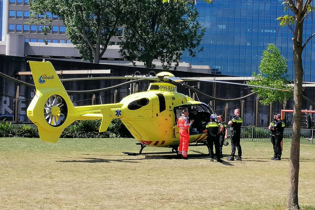 Traumahelikopter trekt bekijks van omstanders