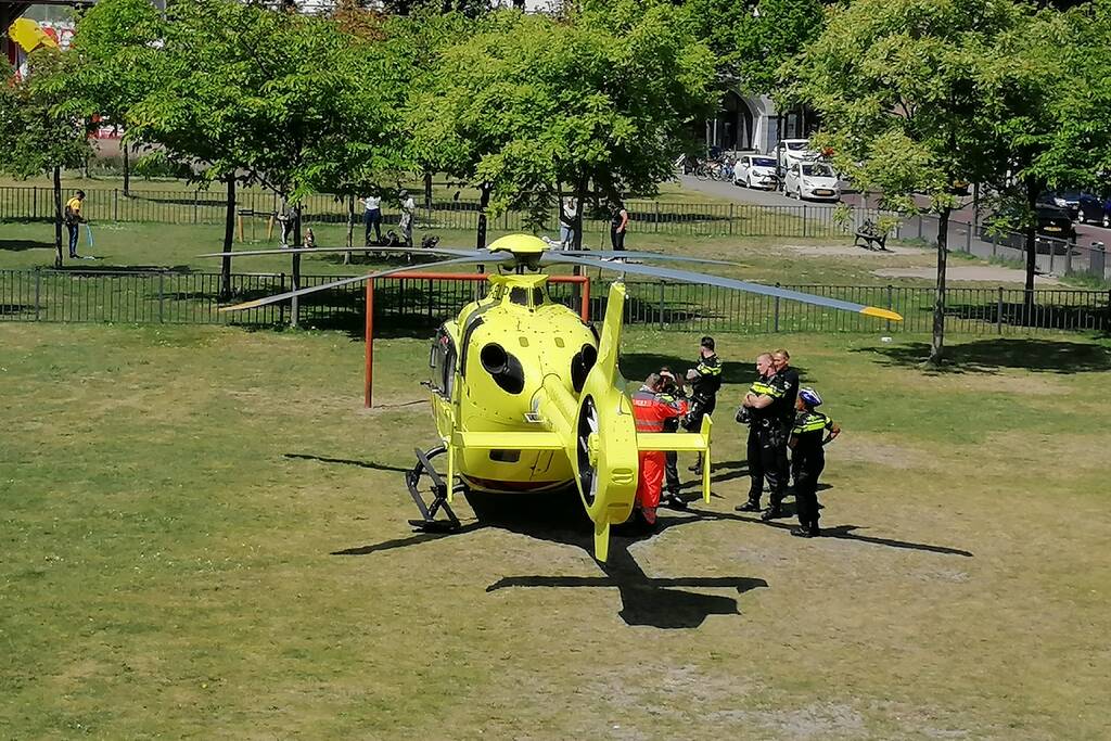 Traumahelikopter trekt bekijks van omstanders