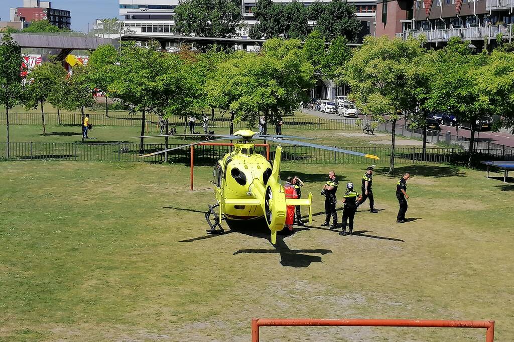 Traumahelikopter trekt bekijks van omstanders