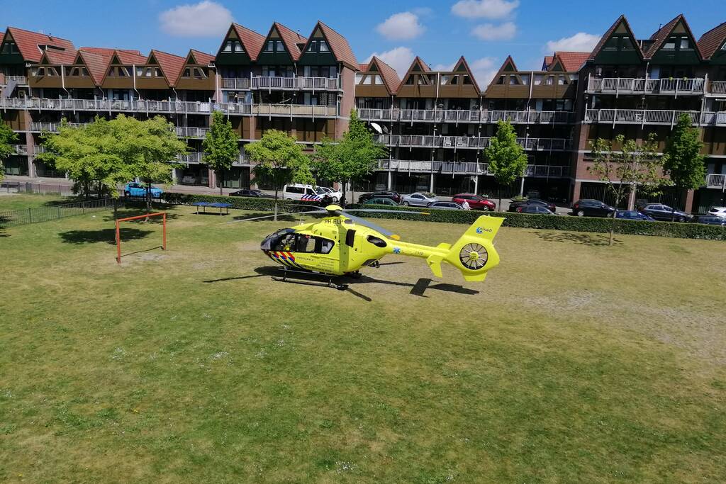 Traumahelikopter trekt bekijks van omstanders