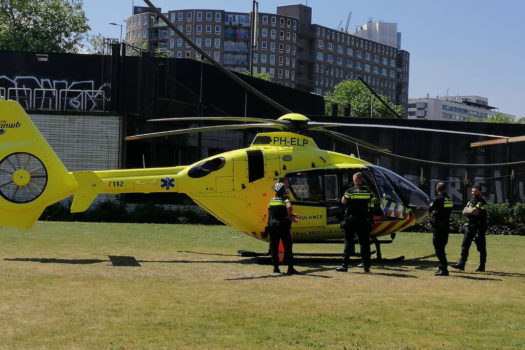 Traumahelikopter trekt bekijks van omstanders