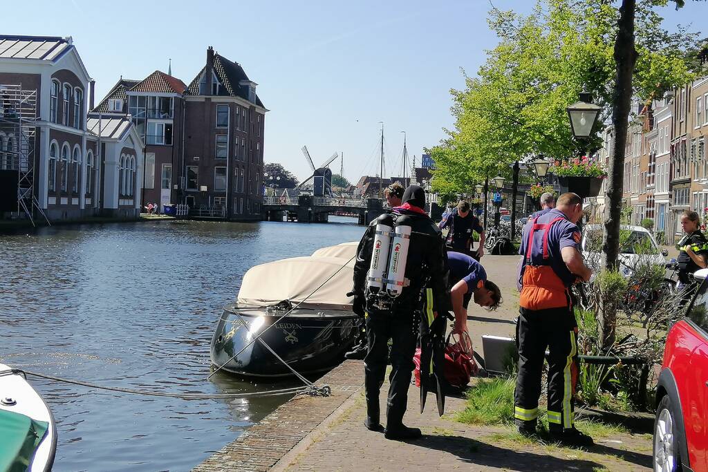 Zoektocht in water naar gedumpte telefoon