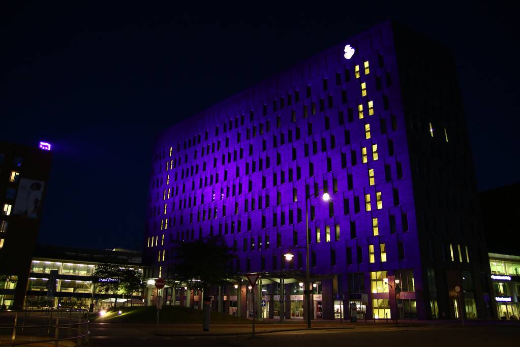 Albert Schweitzer ziekenhuis kleurt paars voor wereld IBD-dag