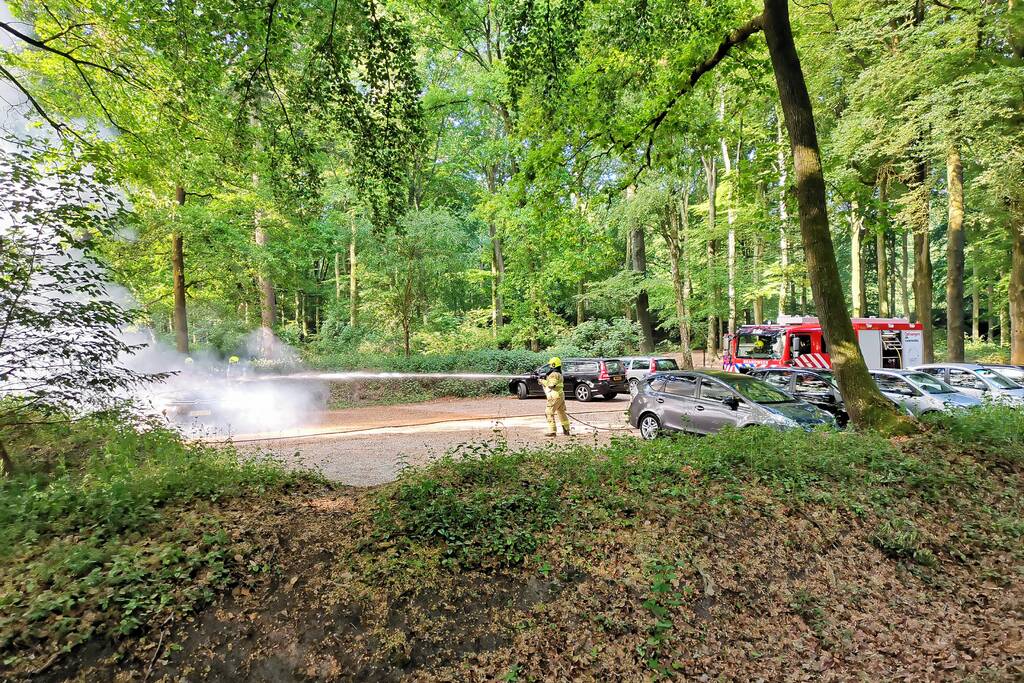 Auto vliegt in brand op parkeerplaats