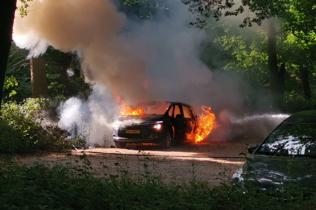 Auto vliegt in brand op parkeerplaats