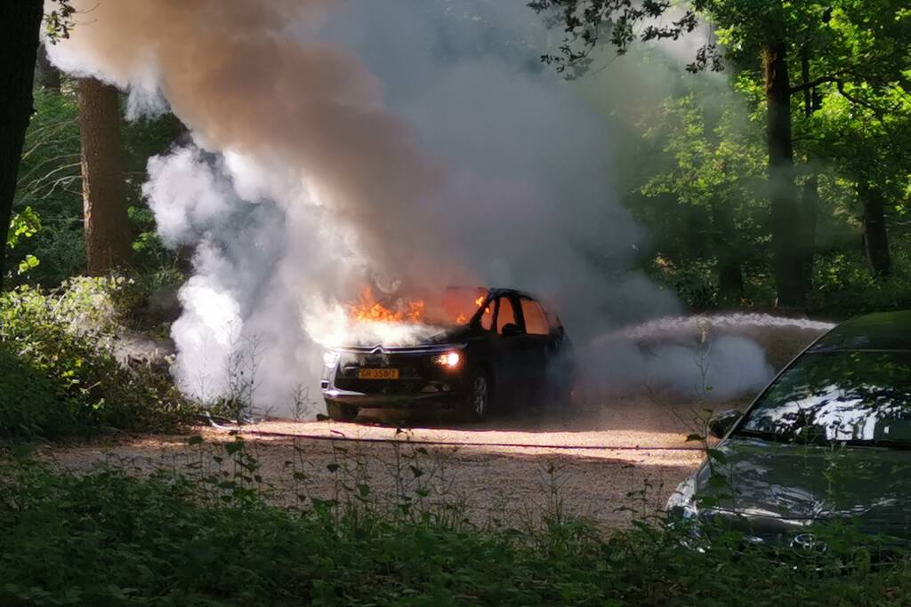 Auto vliegt in brand op parkeerplaats
